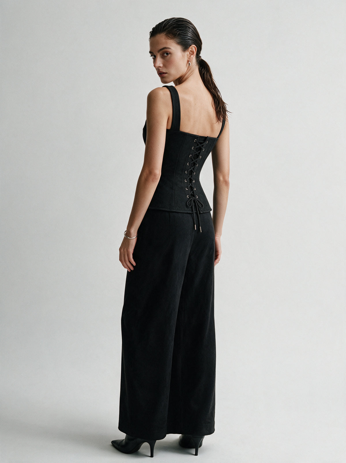 Valeria Sculpted Lace-Up Corset - Noir — model full body