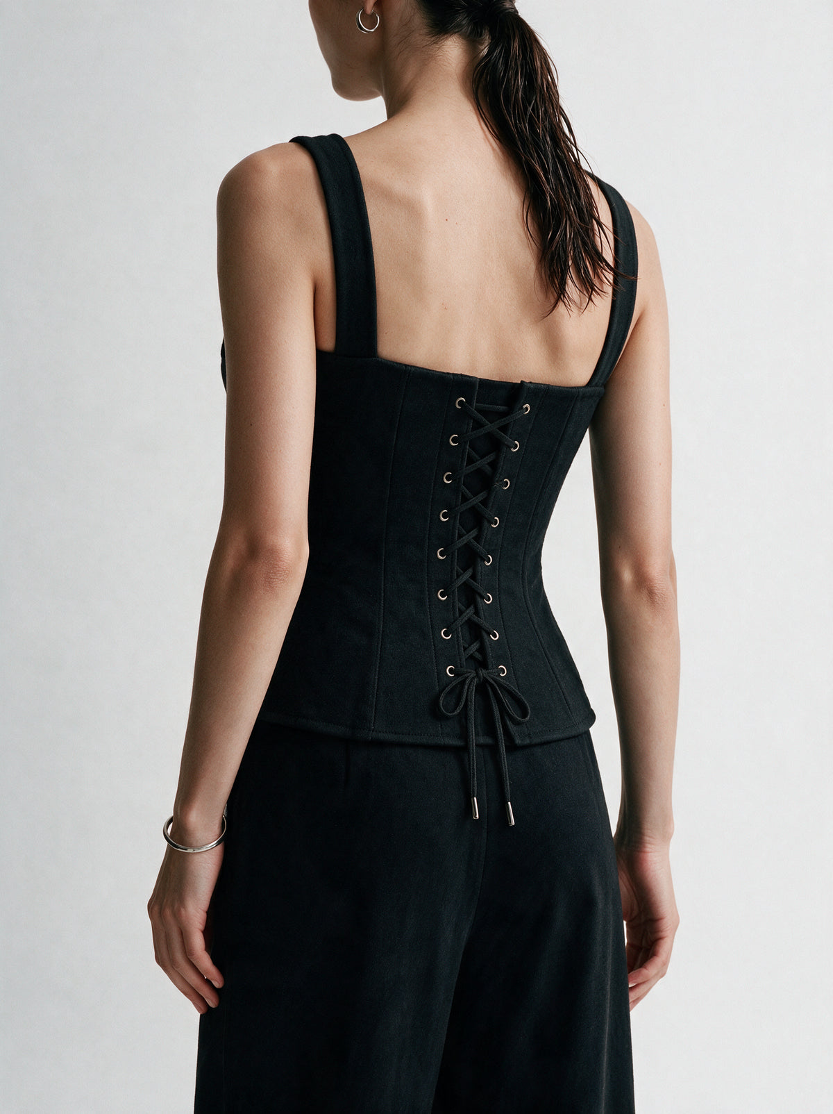 Valeria Sculpted Lace-Up Corset - Noir — model side detail