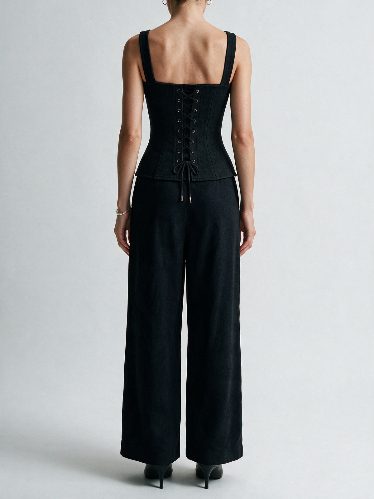 Valeria Sculpted Lace-Up Corset - Noir — model back view
